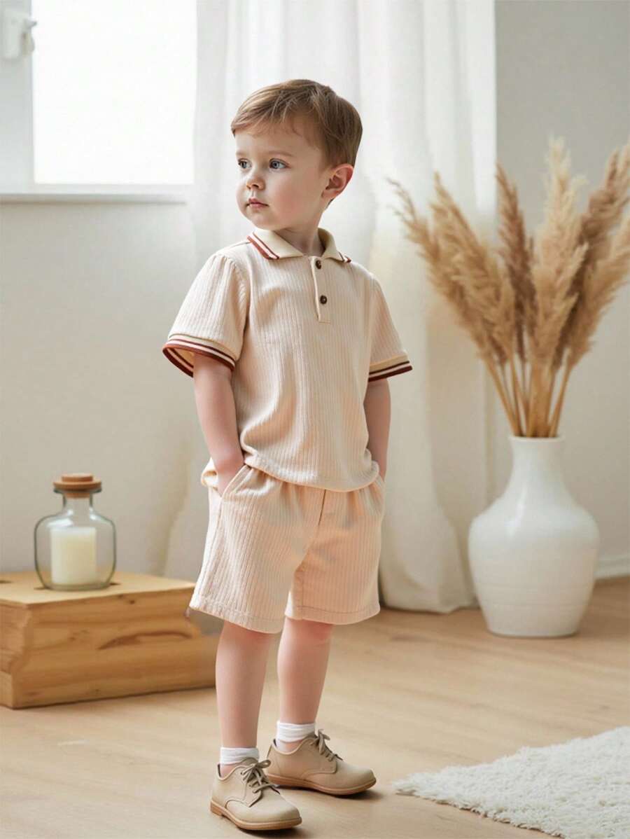 SHEIN Vintaside Kids 2件套男童纹理Polo领衬衫和裤子。撞色Polo领带来层次感,做工精细,全新设计简约时尚,展现男童的个性魅力,适合日常休闲和上学场合,满足4-7岁儿童夏季度假、旅行、放松、日光浴的需求。 - 杏色 - 查看 1