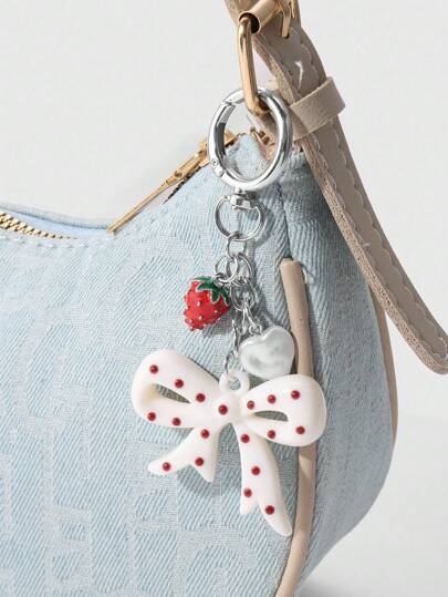 Kawaii 1 pièce Porte-clés acrylique en forme de nœud papillon avec chaîne argentée et perle en forme de fraise, accessoire polyvalent et à la mode, convient comme cadeau pour les femmes et les filles