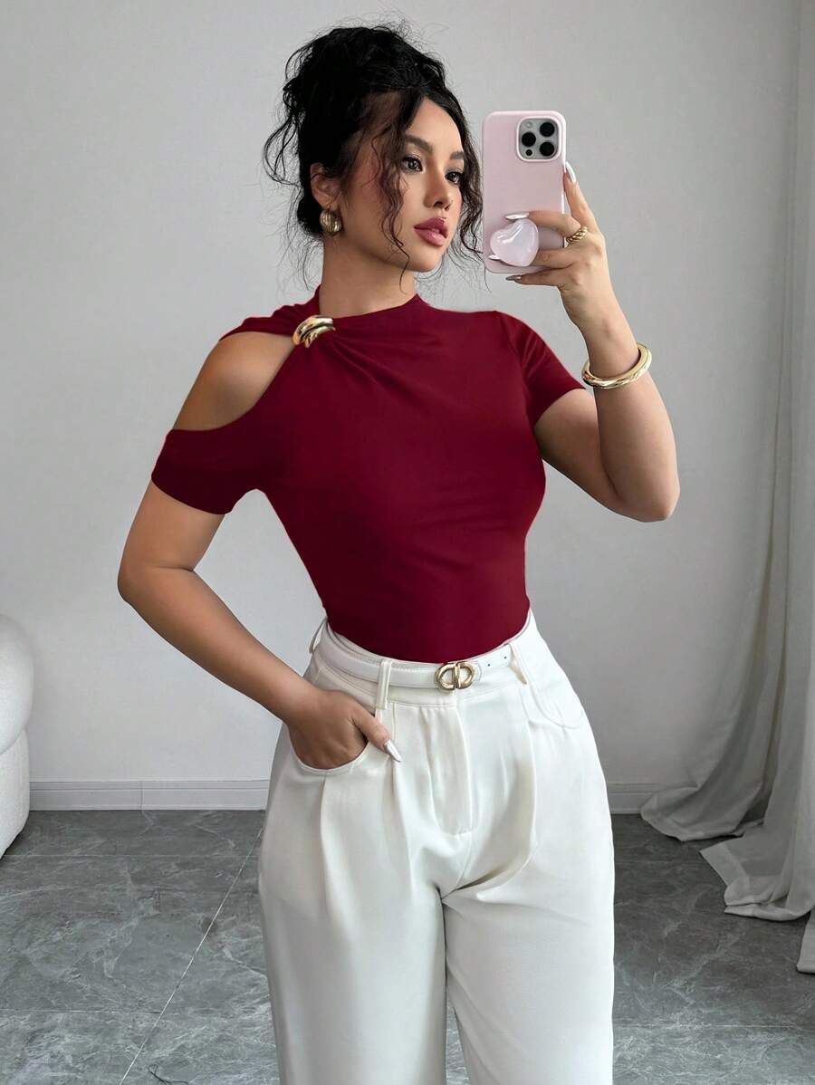 Elenzga Women Metal Decor Cutout Shoulder Short Sleeve Solid Color Fashionable T-Shirt - Red - View 1