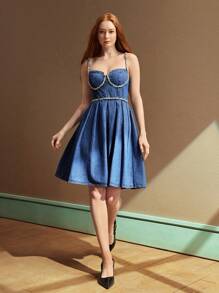 SHEIN Frenchy Vestido vaquero mini sin mangas, nuevo diseño de nicho elegante con cadena de strass cosida a mano para el verano - Azul - Ver 5