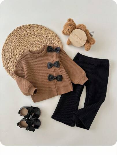 SHEIN 2 件装女婴可爱棕色蝴蝶结毛衣和喇叭裤套装，松紧腰，适合秋冬季