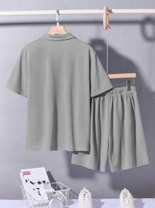 SHEIN Conjunto de camisa polo y pantalones cortos sólidos azules para adolescentes varones, informal, estilo universitario, cómodo, de moda, versátil, lindo, suave, adecuado para uso diario, escuela, salidas, vacaciones en la playa