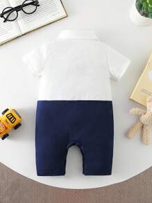 SHEIN 男婴翻领连体衣，前开扣二合一设计，时尚大方，正面两侧有编织肩带，蝴蝶结设计，绅士风度，精致优雅，更添一丝帅气，整体简洁大方的设计，适合日常穿着和拍照，四季皆可穿着，婴幼儿男童服装，新生儿 - 寶藍色 - 查看 3