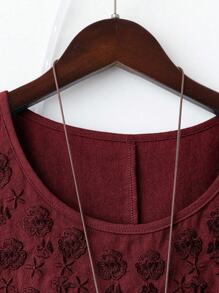 Linhara 大码女式纯色亚麻圆领刺绣七分袖休闲衬衫 - 酒紅色 - 查看 3