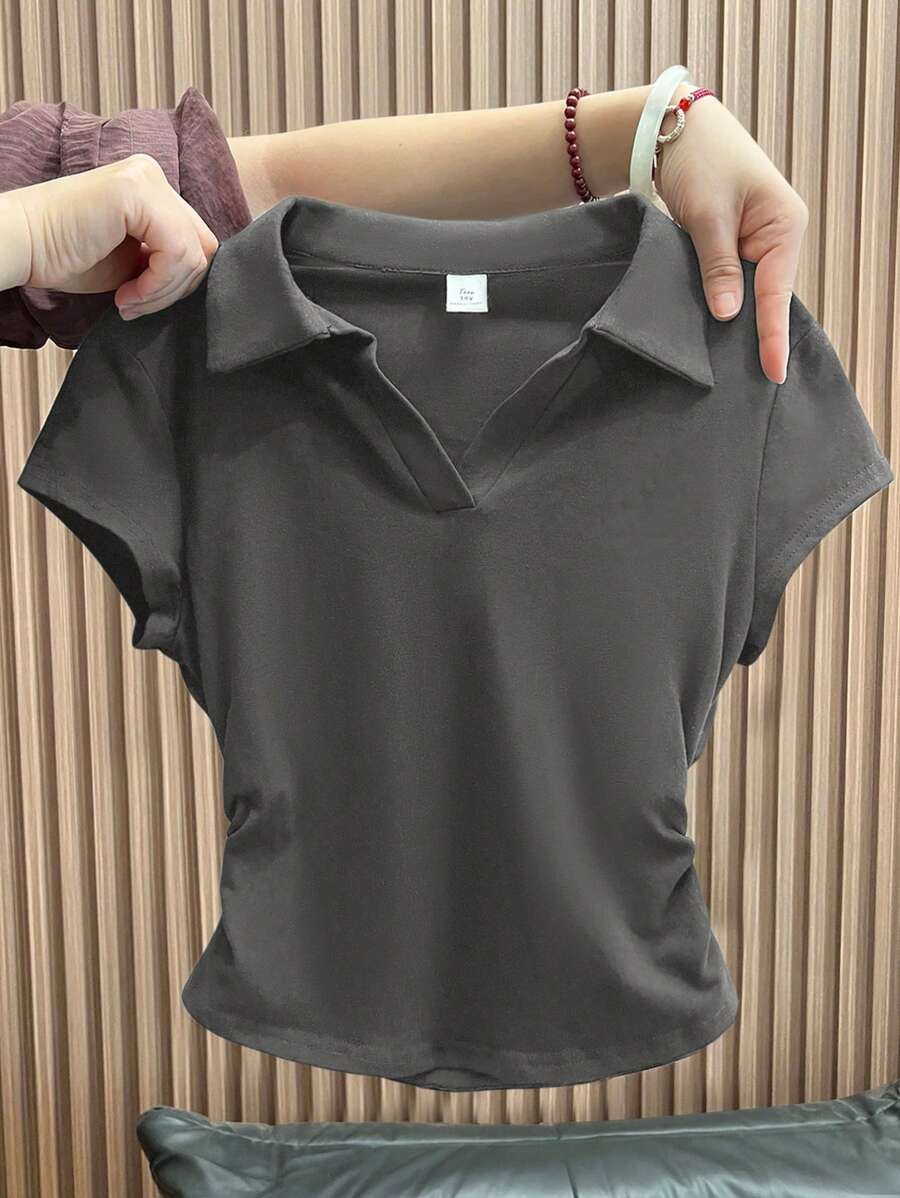 SHEIN 少女灰色百搭方形 V 领短袖 T 恤,设计师风格,夏季休闲 Polo 衫,齐腰长款,修身剪裁,干净的女孩 - 深灰色 - 查看 1
