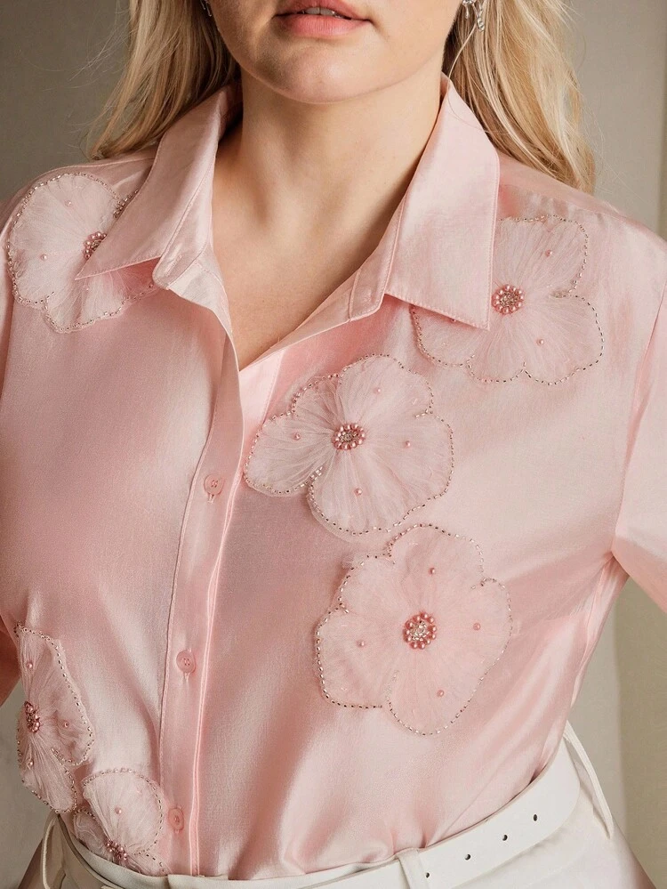 Chemise décontractée chic semi-transparente, asymétrique, avec des fleurs 3D bleues. Convient pour le printemps/été, classe, élégante, pour la plage, les festivals, les vacances.