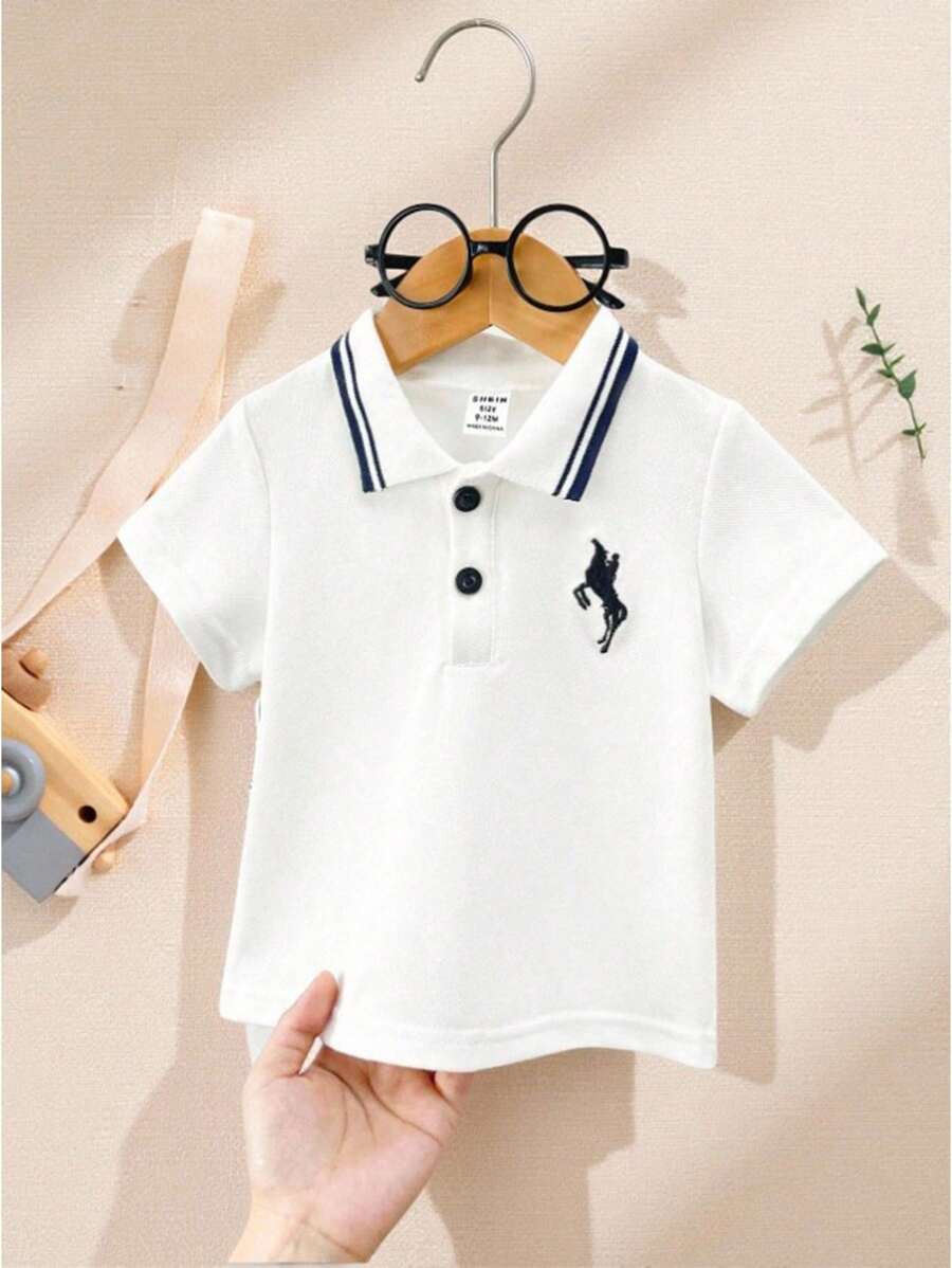 Souflis Souflis 婴儿男孩 Polo 领刺绣图案短袖 T 恤。该设计将经典 Polo 衫风格与时尚活泼的刺绣图案相结合,使其成为宝宝衣柜中的理想单品。它具有 Polo 衫的经典品质,同时添加了有趣的刺绣元素,让您的小宝贝看起来既可爱又时尚。衣领有两个纽扣,方便穿脱,增强时尚感。 - 白色 - 查看 1