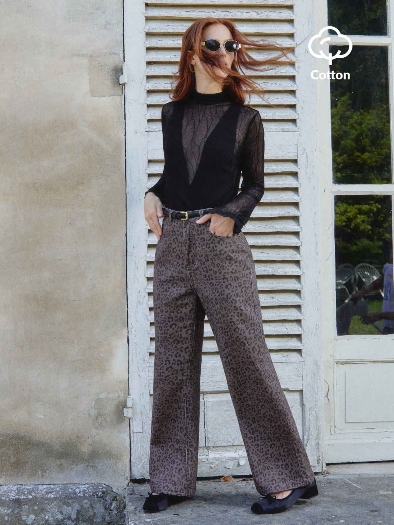 Brązowe spodnie jeansowe z nadrukiem w panterkę, rozszerzane, z wysokim stanem, bawełniane, z nadrukiem w panterkę, stylizacje biurowe na jesień i zimę