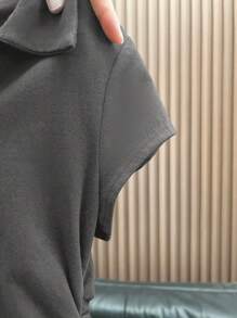 SHEIN 少女灰色百搭方形 V 领短袖 T 恤，设计师风格，夏季休闲 Polo 衫，齐腰长款，修身剪裁，干净的女孩 - 深灰色 - 查看 3