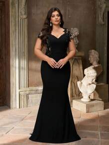 Aureia Abito da sera elegante e romantico in taglie comode, con scollo a V in nero, in tessuto lavorato a maglia di lusso con ricami, effetto patchwork, applicazioni a contrasto, orlo a sirena con strascico - nero - Visualizzare 4