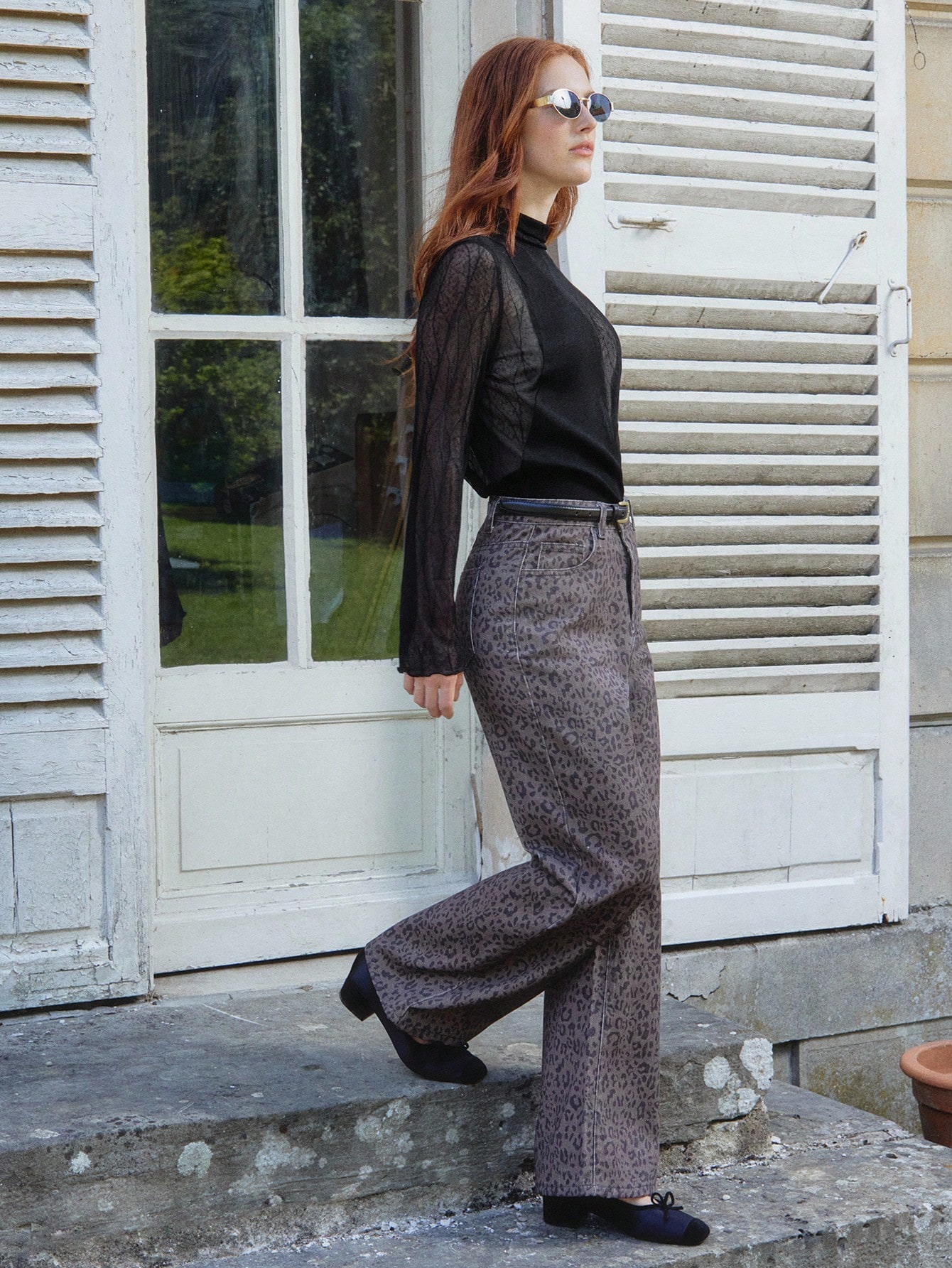 Brązowe spodnie jeansowe z nadrukiem w panterkę, rozszerzane, z wysokim stanem, bawełniane, z nadrukiem w panterkę, stylizacje biurowe na jesień i zimę