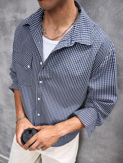 Manfinity Homme قميص رجالي كاجوال ذو طبعة إلى طراز الكلية، بجيب رفرفة وأزرار، مناسب للربيع والخريف