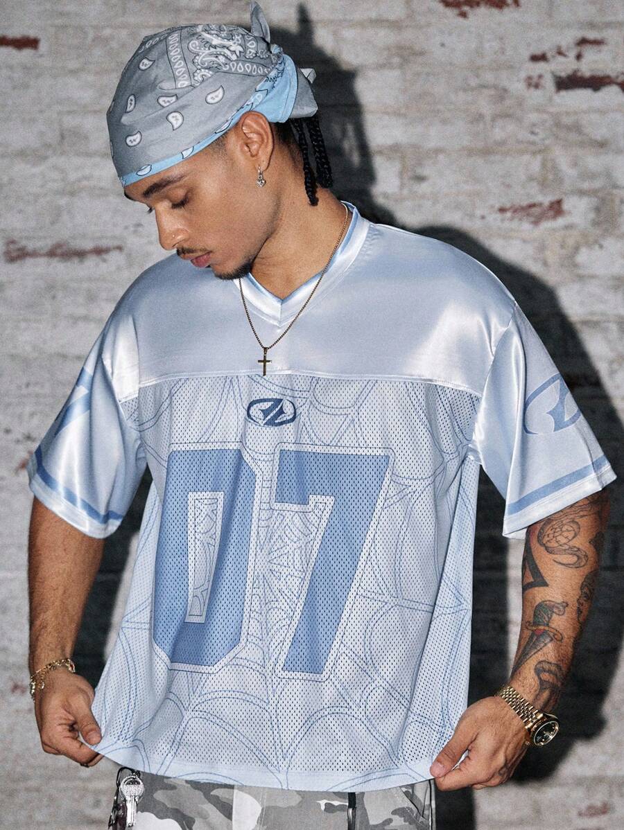 AXEPEAK Camiseta holgada de estilo callejero para hombre con cuello en V, manga corta y estampado digital - Celeste - Ver 1