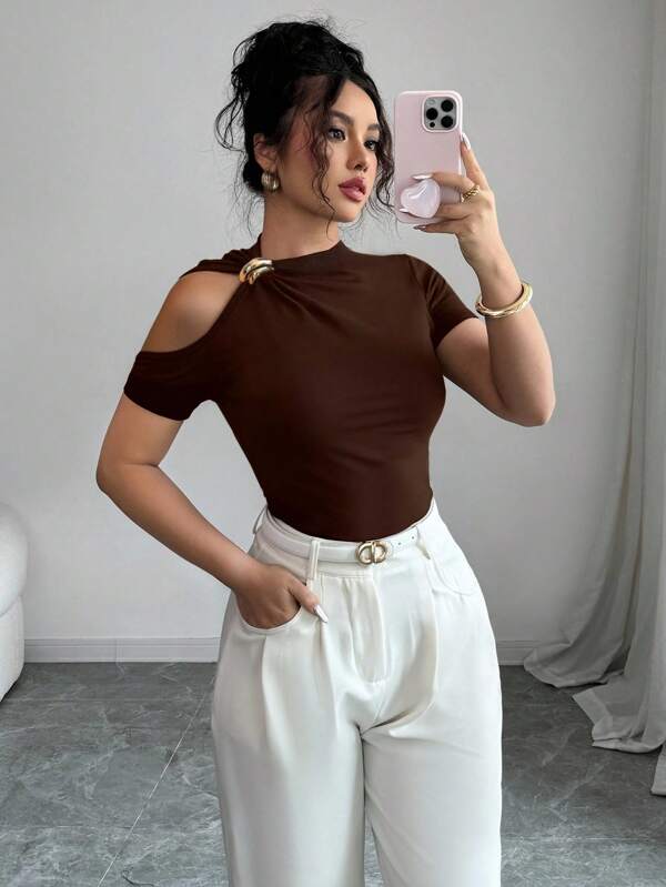 Elenzga Tricou de damă cu mânecă scurtă, decorat cu metal, cu goluri, culoare solidă, la modă