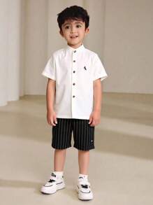 年轻男孩绅士两件套：短袖衬衫，带小徽标印花中式领 + 条纹西裤，优雅正式服装，适合生日派对、活动、婚礼、洗礼、一岁生日