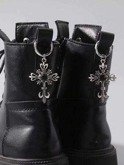 2 Stück/Set Gothic personalisierter Kristall verzierter Kreuzanhänger, Schuh- und Stiefel-Dekorationszubehör geeignet für Männer und Frauen, Halloween