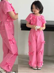 SHEIN DENIMLY YOUNG GIRL 休闲运动百搭可爱校园风街头时尚返校季运动季雪洗工艺牛仔短袖 T 恤和阔腿牛仔裤套装，粉色丝带蝴蝶结点缀拼接设计，全松紧腰带和后部实用口袋裤，酷女孩四季必备时尚百搭实用单品 - 粉色 - 查看 1