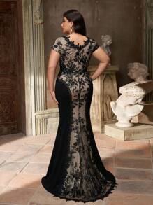 Aureia Abito da sera elegante e romantico in taglie comode, con scollo a V in nero, in tessuto lavorato a maglia di lusso con ricami, effetto patchwork, applicazioni a contrasto, orlo a sirena con strascico - nero - Visualizzare 2