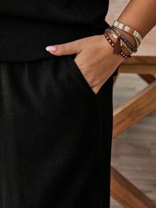 SHEIN CURVE+ Große Größen Einfarbiges Top mit V-Ausschnitt und kurzen Ärmeln und Hose mit weitem Bein, lässiges zweiteiliges Set, Große Größen Zweiteilige Outfits, Curve Große Größen Co Ords, Damenkleidung in Übergröße, Große Größen Sets für Damen, 6XL Plus Damenkleidung - Schwarz - Übersicht 8