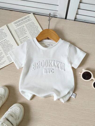 SHEIN Baby Boy's White Letter Embossed Round Neck Short Sleeve Top, Minimalist Style, Fashionable Pattern, Loose Fit, Suitable For Outings And Casual Campus Life, Spring/Summer