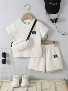 SHEIN Vacaura 3 件套幼儿男童字母针织提花休闲短袖 T 恤、短裤和包包套装，适合日常休闲外出，春夏季 - 杏色 - 查看 3