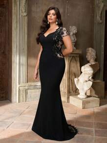 Aureia Abito da sera elegante e romantico in taglie comode, con scollo a V in nero, in tessuto lavorato a maglia di lusso con ricami, effetto patchwork, applicazioni a contrasto, orlo a sirena con strascico - nero - Visualizzare 1