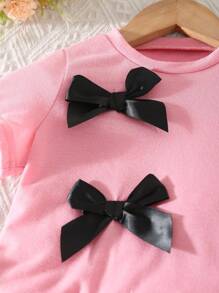 SHEIN 2 件幼儿女童休闲时尚甜美日常休闲圆领短袖短款 T 恤搭配 3D 蝴蝶结装饰和松紧腰短裤套装 - 彩色 - 查看 4