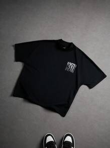 Manfinity Roghcode 男士年轻街头服饰，INS 风格搭配高街金属酸洗字体设计，黑色短袖 T 恤上印有超大字母图案，宽松版型，略带蝙蝠袖，小立领设计。适合街头运动、音乐节和日常穿着，是送给男朋友或老公的绝佳礼物。它体现了街头时尚和 Y2K 风格。男士图案 T 恤，超大图案 T 恤。男士休闲标语印花短袖 T 恤，夏季，Faith Over Fear 衬衫，男士图案 T 恤，男士标语 T 恤 - 黑色 - 查看 2