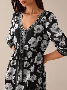Lilora Das schwarze Maxikleid mit Blumenmuster im Bohemian-Stil für Damen verfügt über einen schmeichelhaften V-Ausschnitt und bequeme Dreiviertelärmel, komplett mit einem stilvollen Gürtel zum Selbstbinden für vielseitige Eleganz. - Schwarz - Übersicht 6