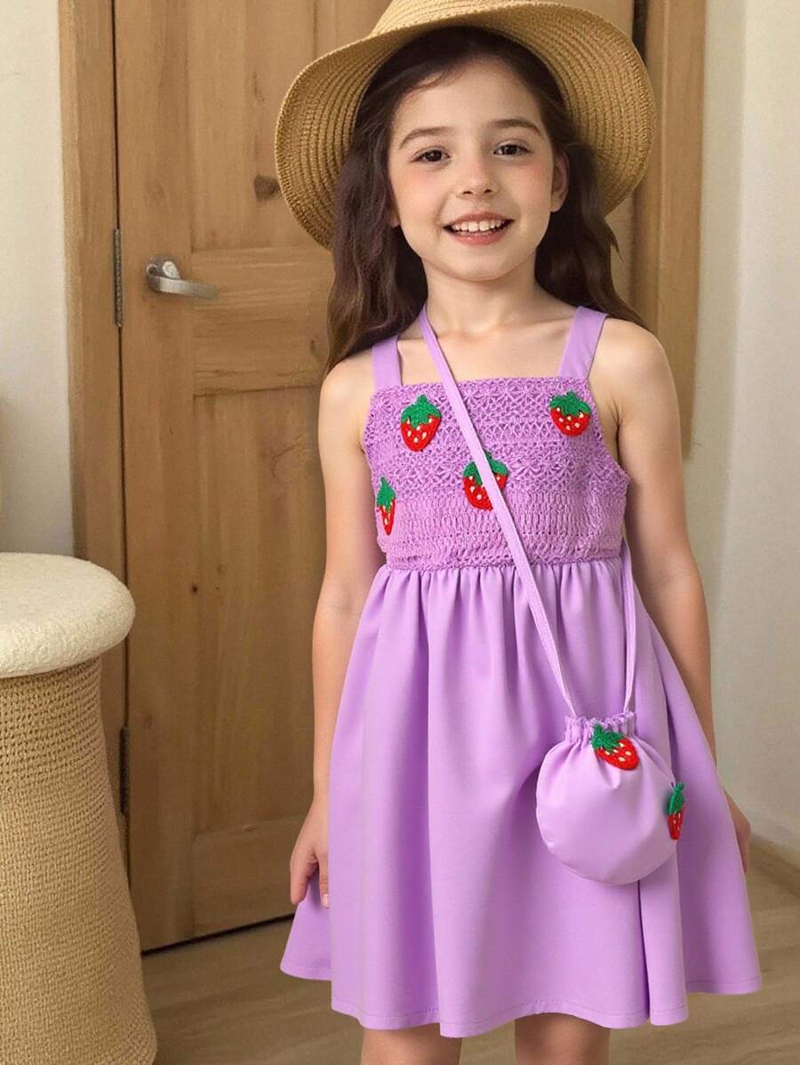 SHEIN 女童紫色格子吊带针织草莓印花连衣裙搭配可爱圆形草莓包，夏季女童休闲沙滩度假户外活泼可爱连衣裙 - 紫色 - 查看 1