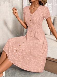 SHEIN Clasi Vestido informal de talla grande con escote en V, manga corta y abotonado sencillo con estampado todo sobre