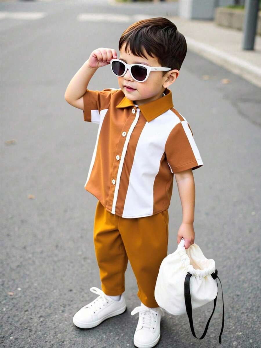 SHEIN 男宝宝夏季休闲两件套：一件竖条纹数码印花短袖翻领衬衫，搭配一条纯棕色宽松长裤。设计时尚优雅，适合春夏日常穿着、度假和玩耍。男宝宝夏季套装，焦橙色系。