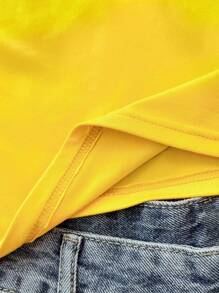 少女活力巴西图案印花吊带背心，修身剪裁，适合夏季、运动和休闲穿着。巴西风情黄色背心，夏季必备单品。