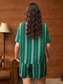 HARRY POTTER X SHEIN 女士绿色条纹宽松休闲徽章图案短袖上衣和短裤睡衣套装，返校季 - 綠色 - 查看 2