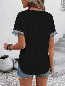 SHEIN LUNE Camiseta casual de mujer para vacaciones con bloque de color y aplicación de encaje - Negro - Ver 2