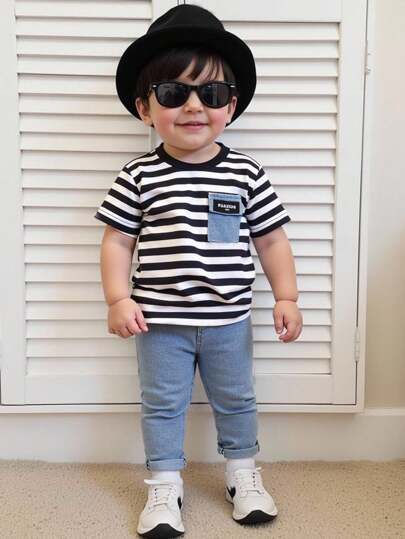 SHEIN Playful Pals 男婴条纹印花圆领T恤+水洗牛仔裤套装（2件）。T恤的牛仔口袋细节与水洗牛仔裤完美搭配，展现独特时尚的造型。简约时尚的设计凸显男孩的个人魅力，适合日常休闲穿着和上学，四季皆宜。男童套装，男童服装，男婴服装套装，男童牛仔套装，男婴服装，男婴街头风服装，男婴时尚服装，童装，男童婴儿服装