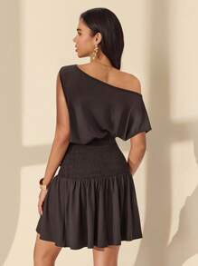 Chiquease فستان نسائي متوسط الطول مع خصر مربوط، رقبة غير متماثلة والطية الأنيقة - بني - مشاهدة 2