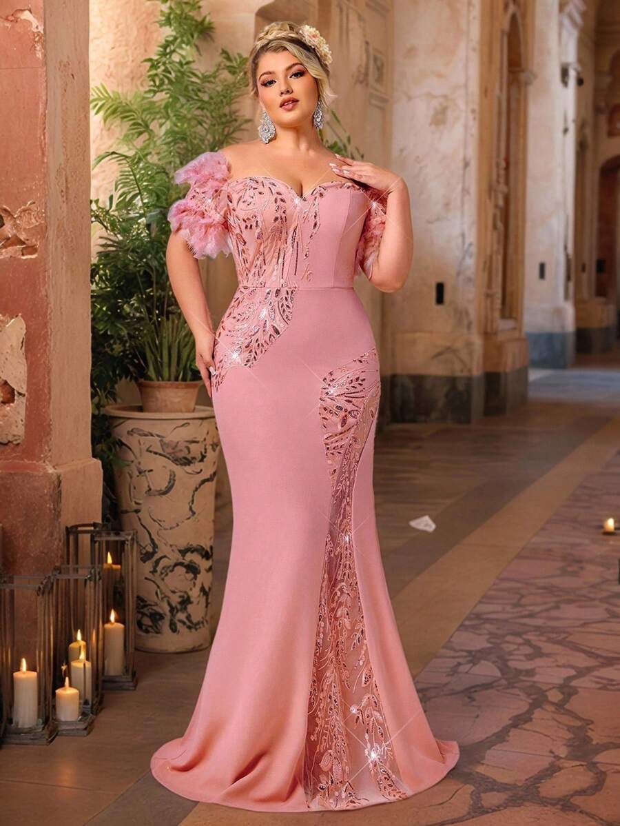 SHEIN Belle Robe de soirée formelle et élégante grande taille à épaules dénudées, col en cœur romantique, avec garniture de plumes, patchwork brodé, tricot extensible, fendue Top de la cuisse en forme de queue de poisson. Robe de soirée de luxe