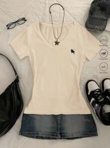 SHEIN Áo thun nữ cổ chữ V thêu họa tiết mùa hè thoải mái đa năng - Màu be - Xem 1