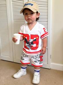 SHEIN 2 件套幼儿男童休闲街头运动 V 领插肩袖宽松图案 T 恤和网眼短裤套装，绿色条纹，6 个月至 3 岁 - 白色 - 查看 1