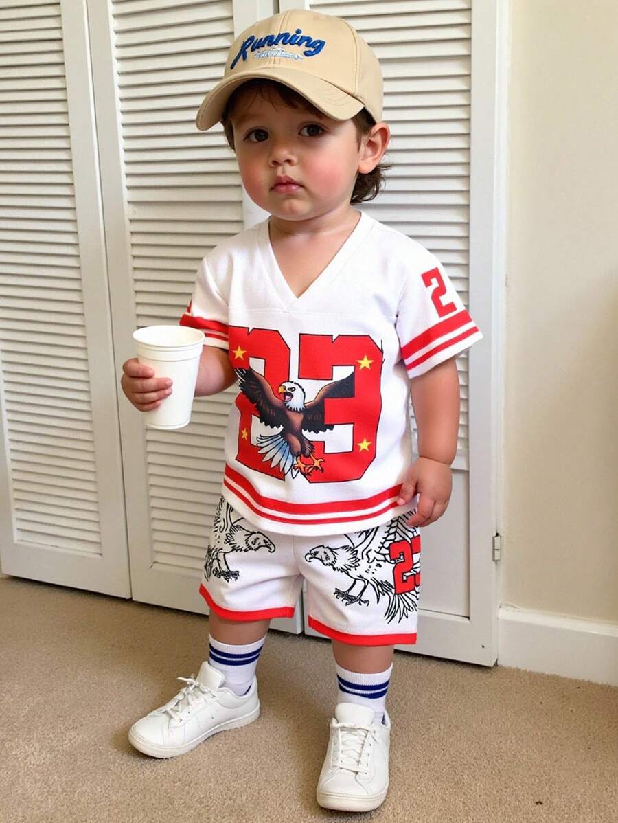 SHEIN 2 件套幼儿男童休闲街头运动 V 领插肩袖宽松图案 T 恤和网眼短裤套装，绿色条纹，6 个月至 3 岁 - 白色 - 查看 1