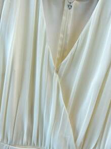 GlowEve 女士春夏时尚优雅无袖 V 领褶皱腰金属纽扣装饰口袋 A 字迷你连衣裙 - 杏色 - 查看 3