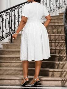 SHEIN Lady 春夏优雅通勤办公室白色针织纹理圆领喇叭中长短袖大码连衣裙高档服装生日和活动连衣裙办公室连衣裙 - 白色 - 查看 2