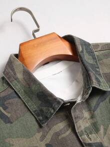 Manfinity Homme قميص كاجوال بأكمام طويلة متعدد الجيوب بطبعة الكامو من الجينز، مقاوم للتجعد والأوساخ، مناسب لجميع الفصول، خريفي