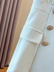 GlowEve 女士春夏时尚优雅无袖 V 领褶皱腰金属纽扣装饰口袋 A 字迷你连衣裙 - 杏色 - 查看 4