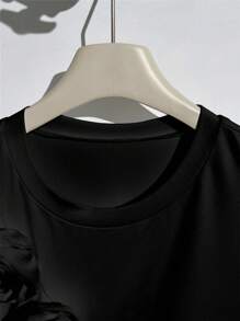 SHEIN Privé Camiseta de mujer de unicolor con adorno floral 3D y volantes en el bajo, cuello redondo - Negro - Ver 3