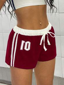 StreetHx 女式海军蓝色印花数字图案修身短裤，配有撞色腰带和侧边带装饰，适合度假的街头服饰 - 酒紅色 - 查看 3