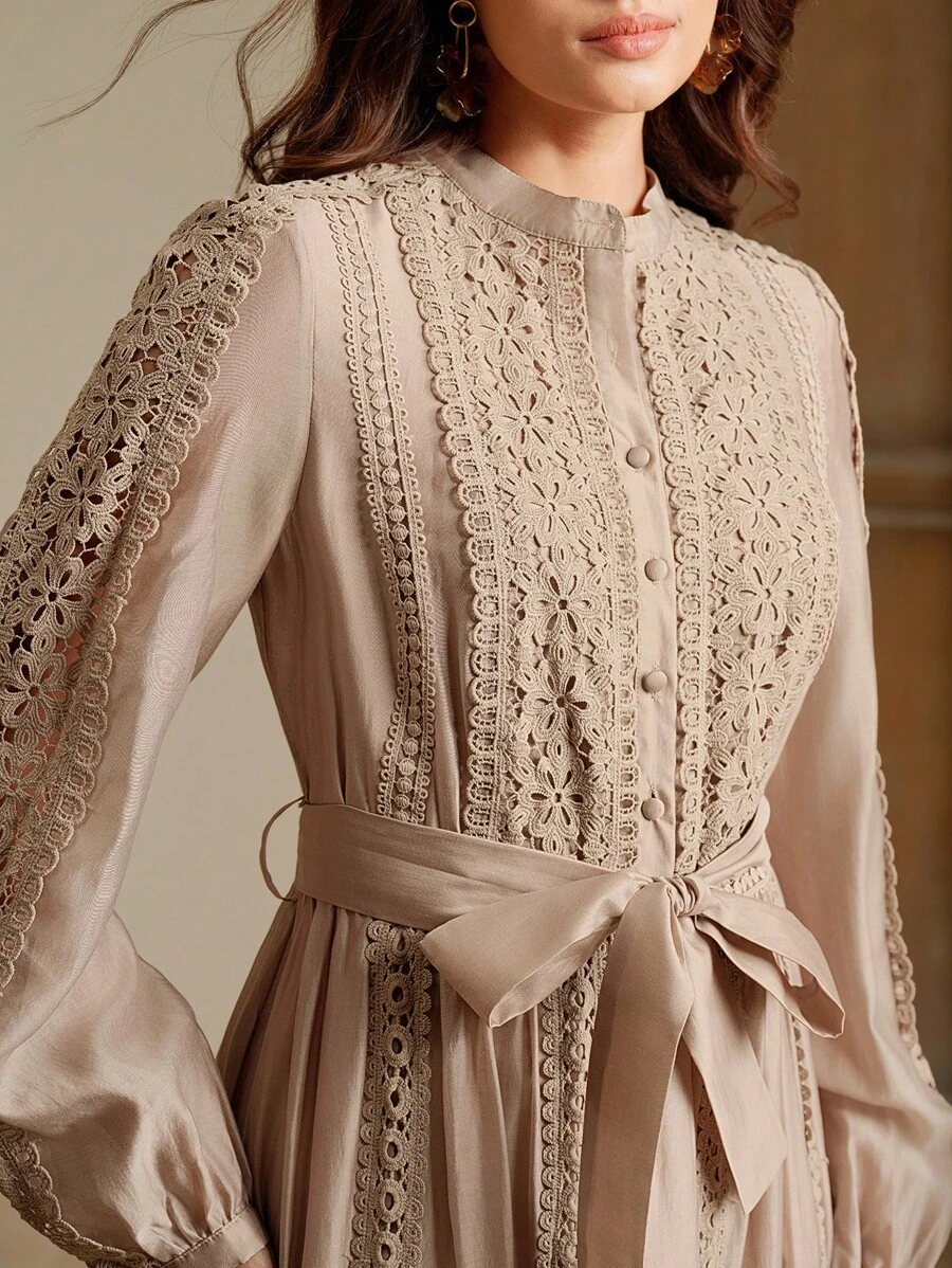 Anewsta Robe à manches longues avec col Mandarin, style élégant et de palais, à motif de dentelle fleurs creuses hydrosoluble, avec nœud papillon - Tabac - Voir 1