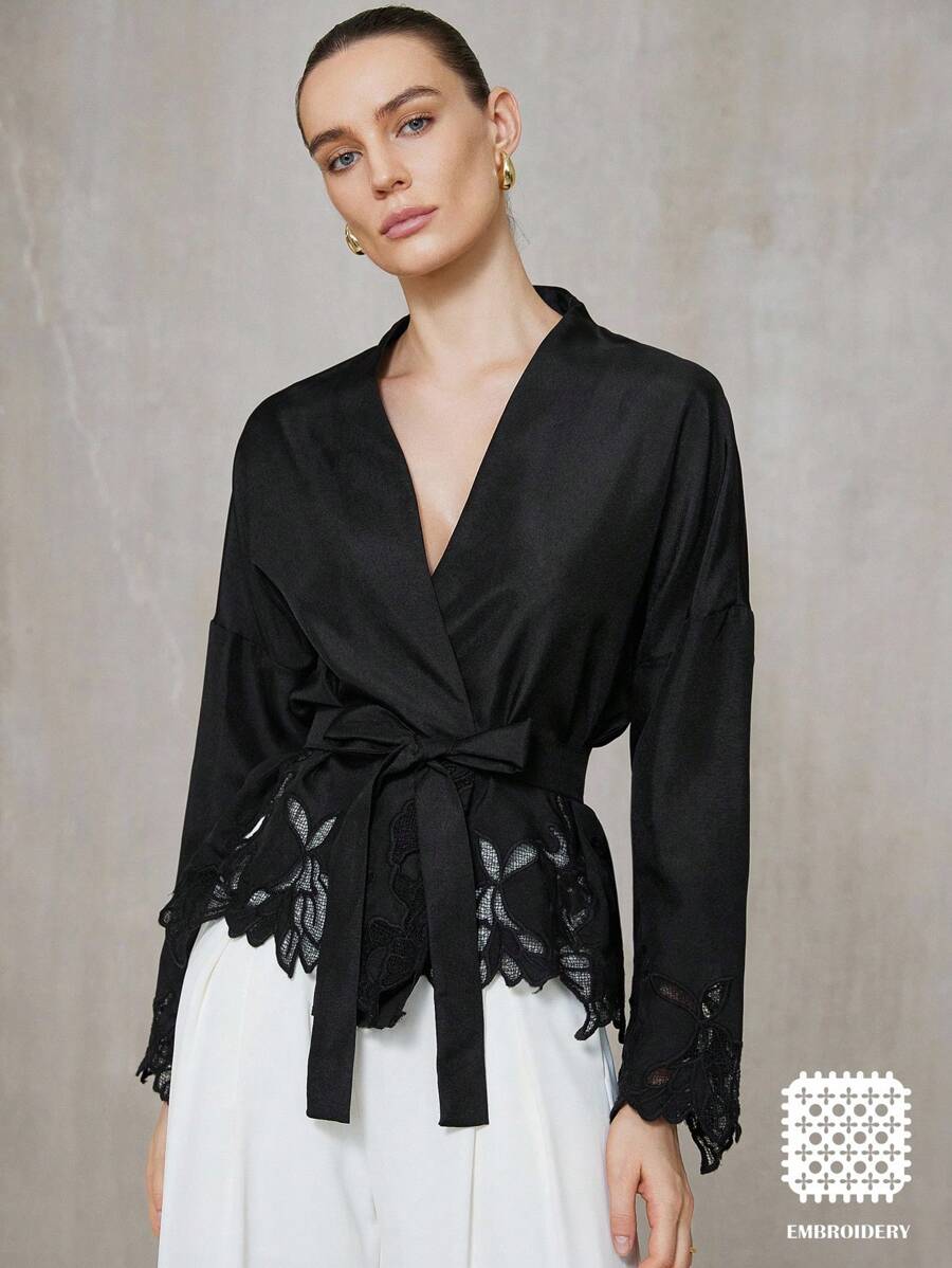 Aveloria Modichic 哥特式玫瑰印花上衣，斜领双镂空刺绣，适合城堡音乐会和午夜艺术画廊的哥特式时尚 - 黑色 - 查看 1