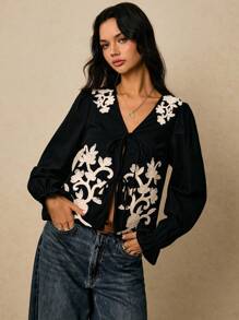 Poéselle 女士复古花卉刺绣系带衬衫，可爱上衣，波西米亚风，适合工作、冬季等各种场合，商务休闲女装，办公室女装，复古富家女装，优雅女装，秋季女装，冬季女装 - 黑與白 - 查看 2